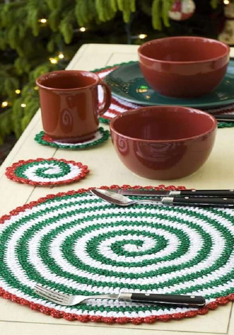 57- O jogo de sousplat de croch&ecirc; foi produzido com linhas nas cores verde, marrom e branca. Fonte: Pinterest