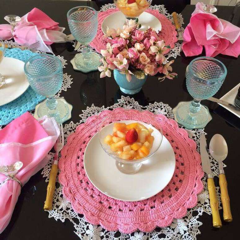 34. Os sousplats de croch&ecirc; combinando rosa e turquesa montam uma mesa bomb&aacute;stica e nada convencional.