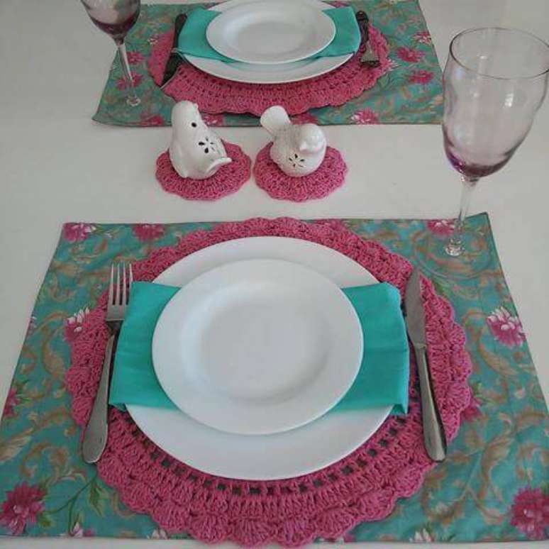 38. O sousplat de croch&ecirc; traz um colorido especial para qualquer mesa.