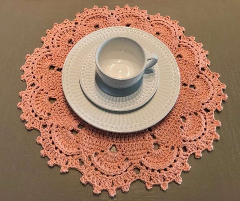 60- A porcelana branca &eacute; destacada pelo sousplat de croch&ecirc; sobre a mesa. Fonte: Mercado Livre