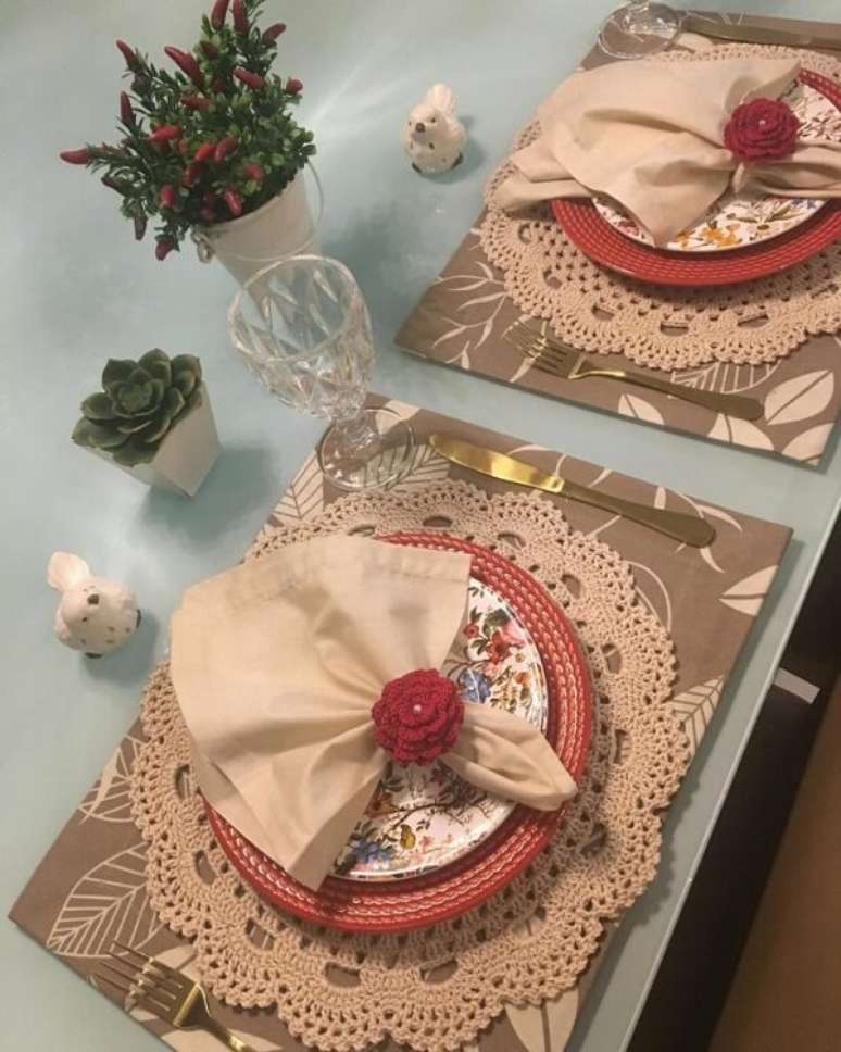 64- O jogo de sousplat bege foi colocado sobre o jogo americano estampado. Fonte: Tua Casa / Fabiane