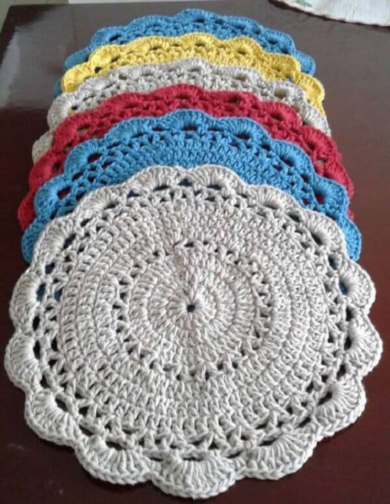 45-O fios mais grossos s&atilde;o ideais para fazer jogos de sousplat de croch&ecirc; com pontos fechados. Fonte: DcoreVoc&ecirc;