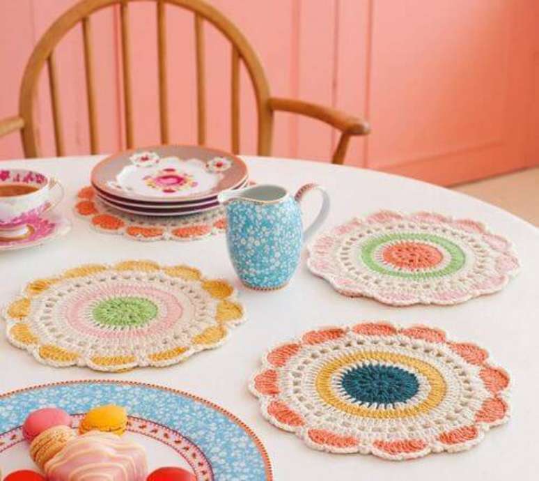 39. Se voc&ecirc; prefere uma mesa colorida, os sousplats de croch&ecirc; podem te deixar muito feliz.