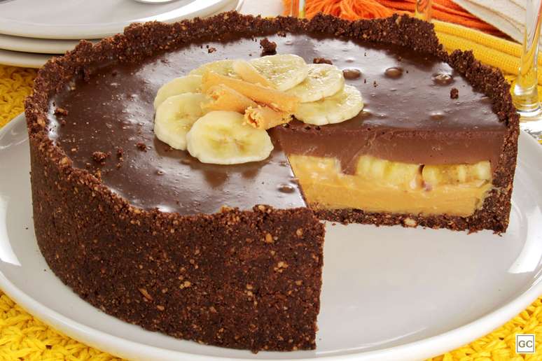 Torta de banana com doce de leite e chocolate