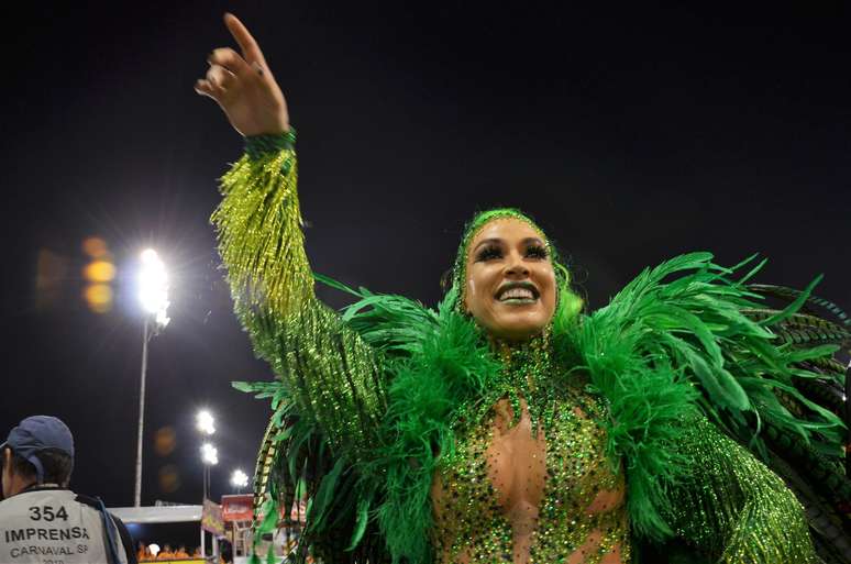 A rainha de bateria Dani Bolina, toda de verde, a poucos minutos do desfile da Vila Maria