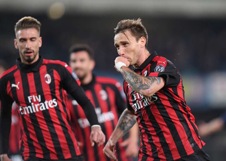 Lucas Biglia comemora seu gol pelo Milan contra o Chievo