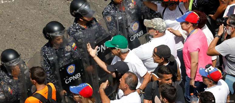 Polícia reprime protesto e impede apoiadores de Guaidó de montar palanque