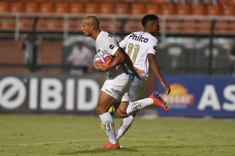 Sánchez comemora segundo gol do Santos contra o Oeste, no Pacaembu (Divulgação Santos)