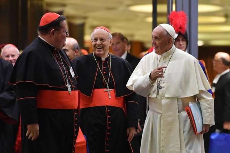 Lorenzo Baldisseri (centro) conversa com o papa Francisco durante Sínodo no Vaticano, em outubro de 2018