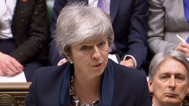 A premiê Theresa May passou a cogitar um adiamento do Brexit após ter acordo rejeitado pelo Parlamento