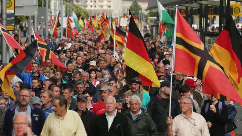 Apoiadores do Pegida, uma organização de extrema-direita anti-Islã, que tem muitos seguidores nas redes sociais, em marcha em Dresden