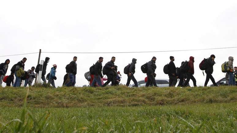 Imigrantes entrando na Alemanha pela Austria em 2015