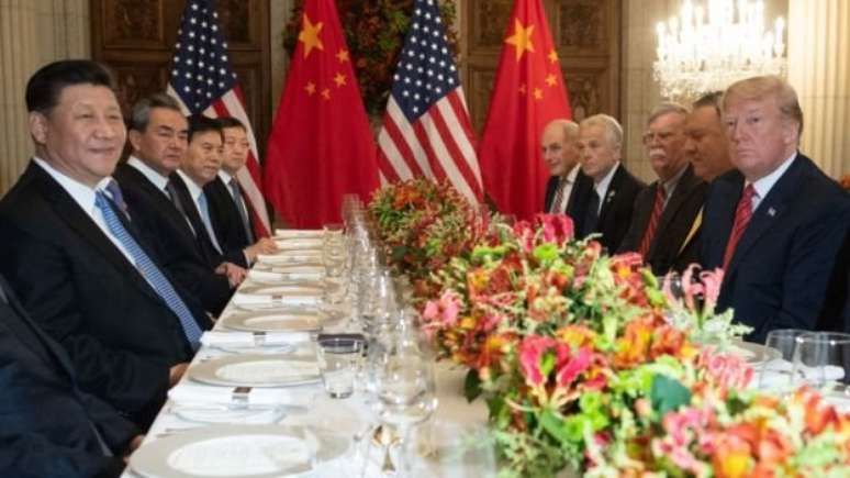 Em dezembro de 2018, durante o encontro do G20, em Buenos Aires, o presidente dos EUA, Donald Trump, e o da China, Xi Jinping, negociavam o fim de uma guerra comercial entre os dois países