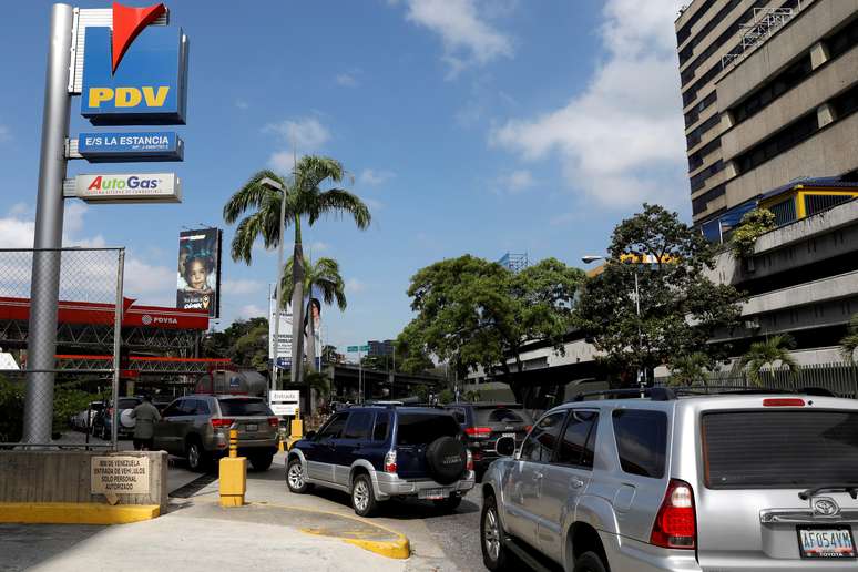 Motoristas formam filas para comprar combustível em Caracas, Venezuela 10/03/2019. REUTERS/Carlos Jasso