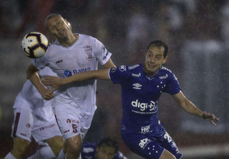 O torcedor do Cruzeiro vai reencontrar o time após ver de longe a primeira vitória na competição, diante do Huracán-ARG, na última quinta-feira, dia 7 de março-(Foto: Juan MABROMATA / AFP)