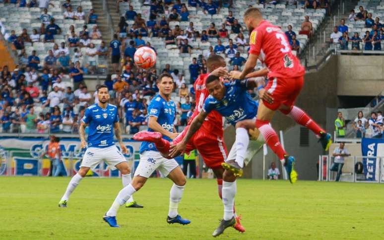 O time celeste teve algumas novidades, como a estreia do jovem atacante Vinicius Popó, fazendo seu primeiro jogo como profisisonal- (Foto: Rodney Costa/Eleven)