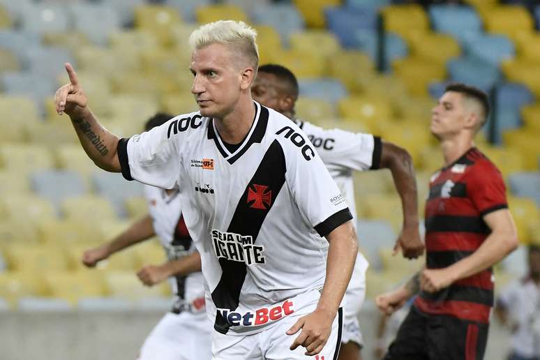Máxi Lopez, do Vasco, comemora gol no fim contra o Flamengo