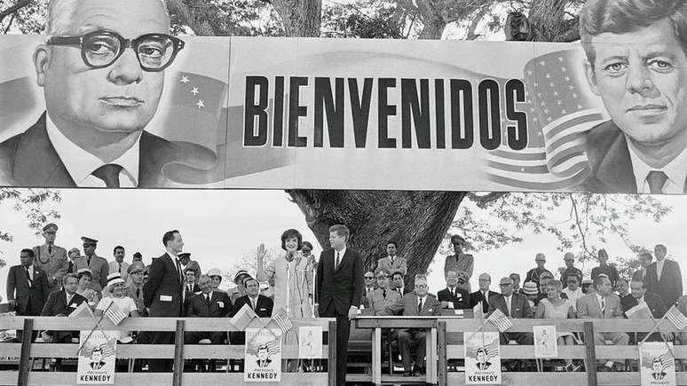 Jacqueline e J. F. Kennedy em evento na Venezuela durante a sua visita em 1961