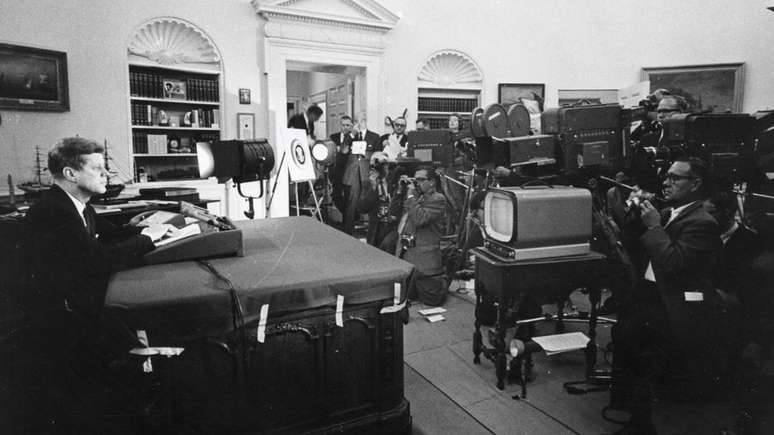 Kennedy em seu discurso televisionado sobre a crise dos m&iacute;sseis