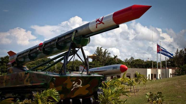 Em foto de 2012, no Morro Caba&ntilde;a, est&aacute; em exposi&ccedil;&atilde;o um m&iacute;ssil sovi&eacute;tico