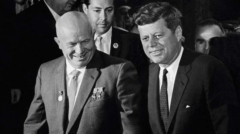 Khrushchev disse que a atividade de seu pa&iacute;s na ilha era de natureza defensiva e questionou as bases americanas na Turquia e na It&aacute;lia