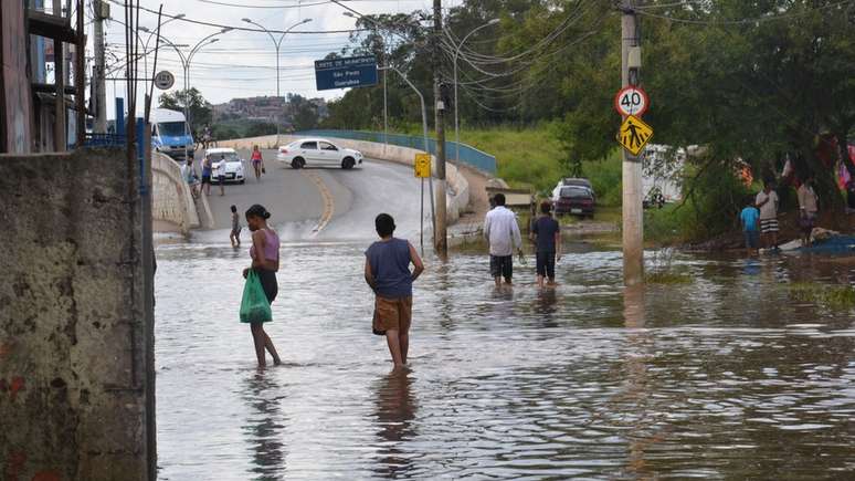 Na Vila Itaim, zona leste de São Paulo, os moradores já conviviam com áreas alagadas muito antes das chuvas deste domingo