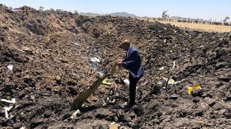 O CEO da Ethiopian Airlines,Tewolde Gebremariam, no local do acidente: Nenhuma possível causa do desastre pode ser descartada, disse