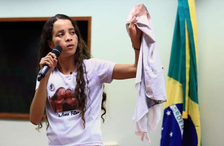 Bruna Silva levou a camisa do uniforme escolar do filho, manchada de sangue, para protestos, entrevistas, encontros com autoridades. Aqui, ela aparece em depoimento à Câmara dos Deputados, em julho de 2018