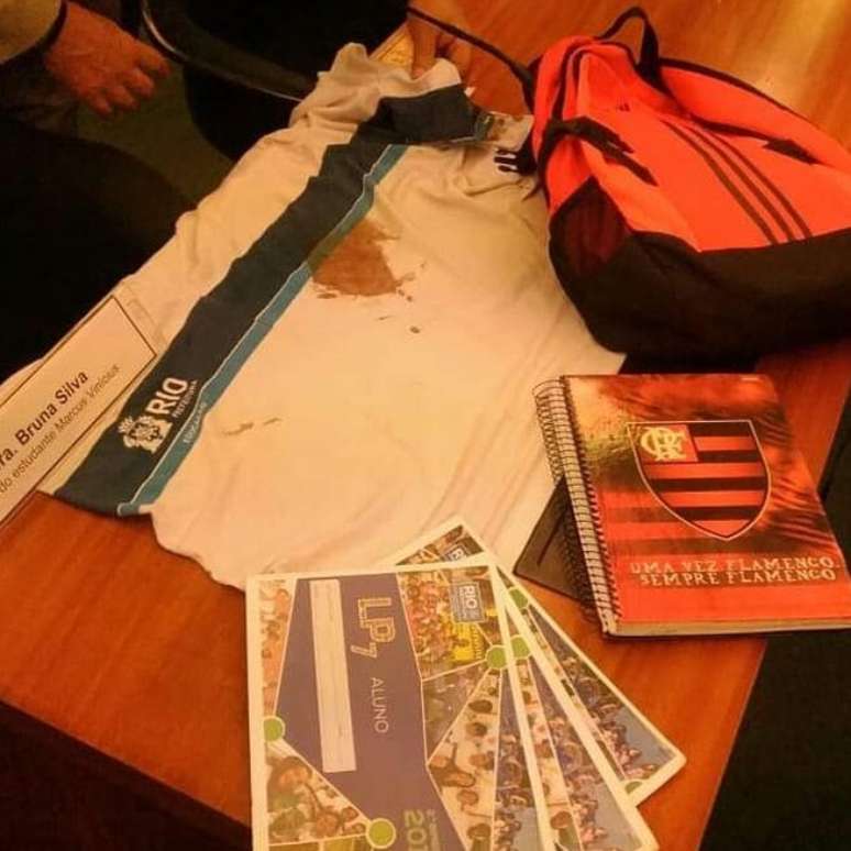 A camisa, mochila e o caderno que Marcos Vinícius levava naquela manhã