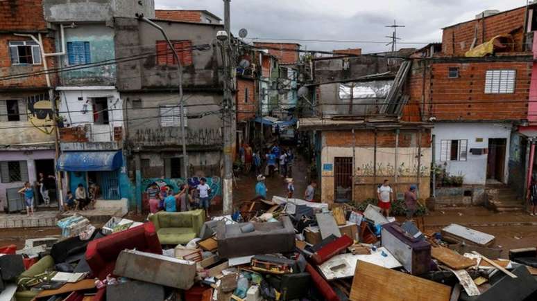 Pessoas perderam os móveis em vários pontos da grande São Paulo neste sábado