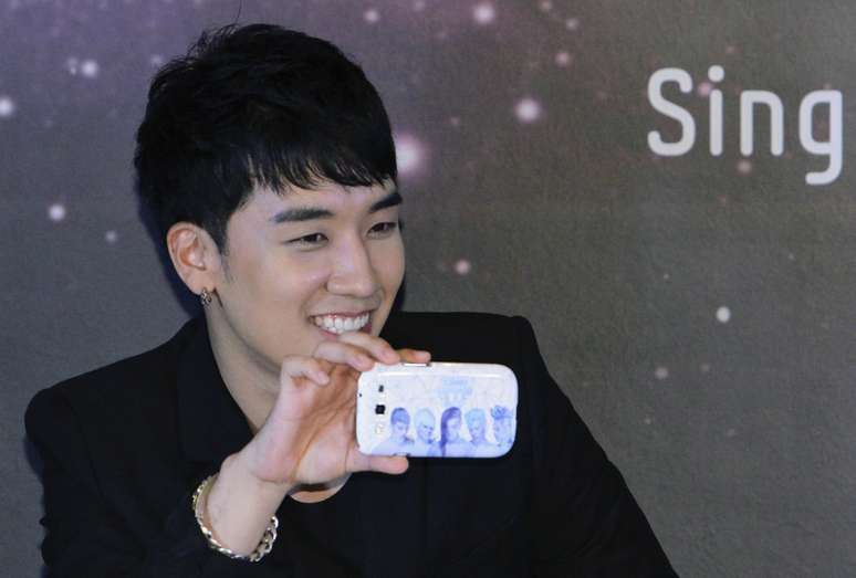 Seungri, da banda de k-pop Big Bang, posa para fotos em Cingapura
27/09/2012
REUTERS/Tim Chong