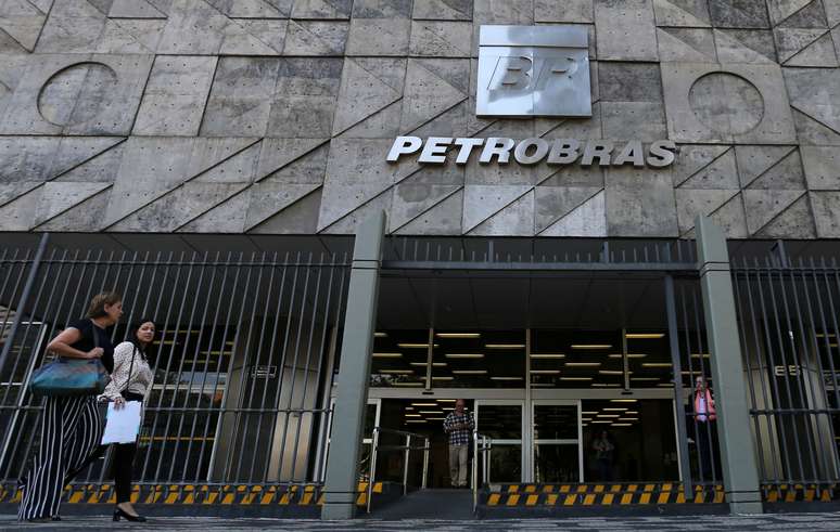 Mulheres caminham em frente à sede da Petrobras no Rio de Janeiro. 5/12/2018. REUTERS/Sergio Moraes.