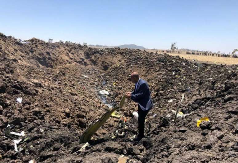 CEO da Ethiopian Airlines, Tewolde Gebremariam, observa destroços de avião em local de acidente em Bishoftu
10/03/2019
Ethiopian Airlines via Reuters