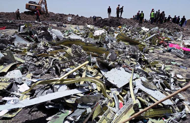 Destro&ccedil;os da aeronave da Ethiopian Airlines perto de Bishoftu
11/03/2019 REUTERS/Tiksa Negeri