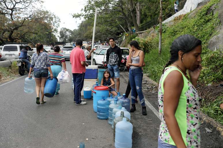 Pessoas esperam em uma fila para encher vasilhames com &aacute;gua de uma montanha em Caracas
11/03/2019
REUTERS/Manaure Quintero