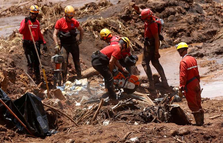 Membros da equipe de resgate procuram por vítimas do rompimento de uma barragem de rejeitos da Vale, em Brumadinho (MG). 28/1/2019. REUTERS/Adriano Machado