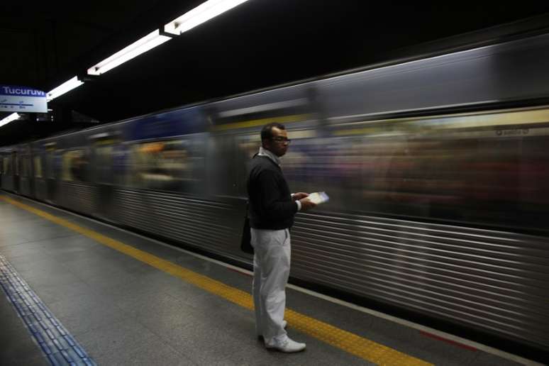 Homem espera por metrô em São Paulo