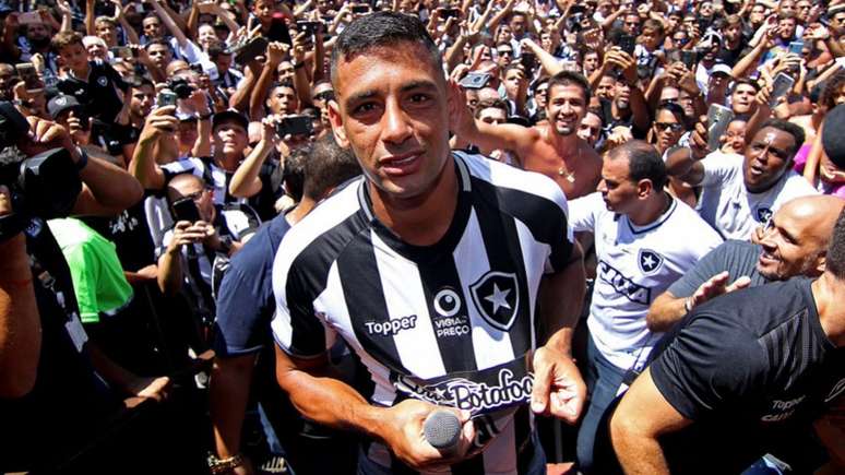 Diego Souza foi apresentado à torcida no último sábado, em General Severiano (Foto: Vitor Silva / SS Press / BFR)