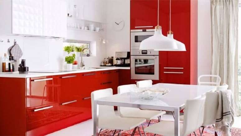5. Dê preferência para cores claras e neutras na decoração com armário de cozinha vermelho – Foto: Pinterest