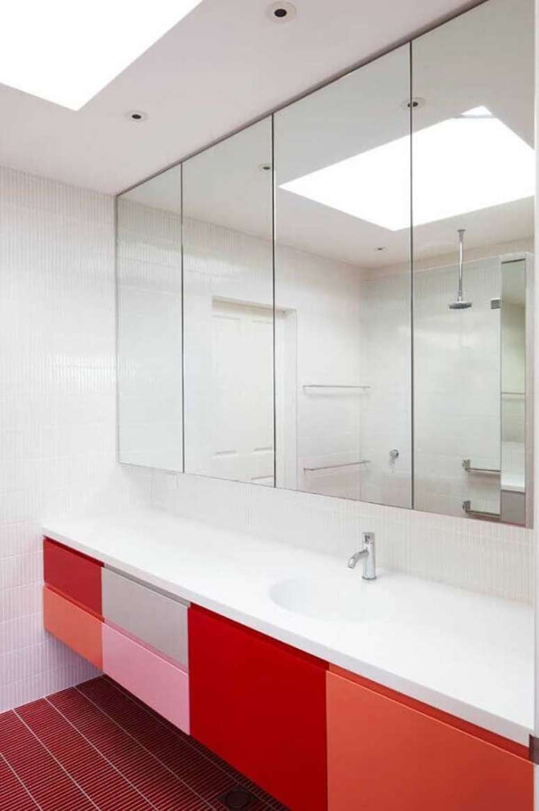 12. Aqui a decoração contou com vários tons de vermelho no gabinete de banheiro – Foto: Bedroom Furniture