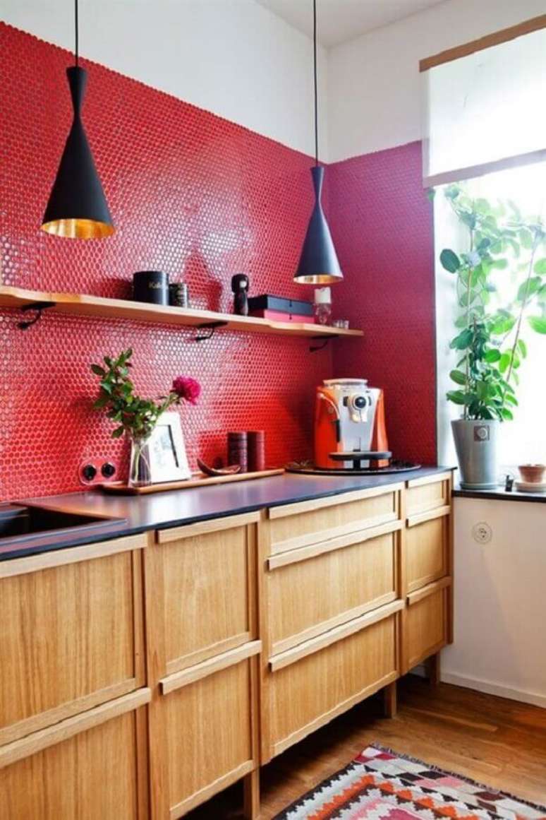 19. Decoração em tons de vermelho para cozinha planejada com armários de madeira e luminárias pretas – Foto: Neu dekoration stile