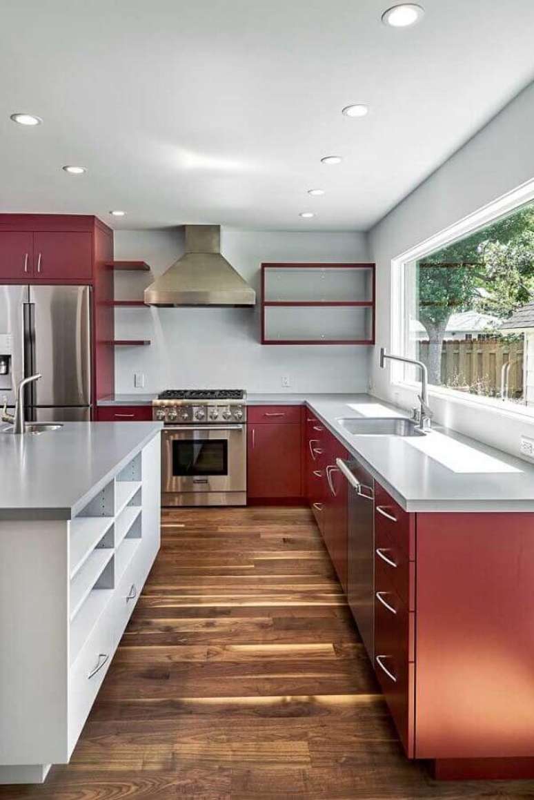 20. Decoração com armário de cozinha vermelho com piso de madeira e ilha – Foto: Pinterest