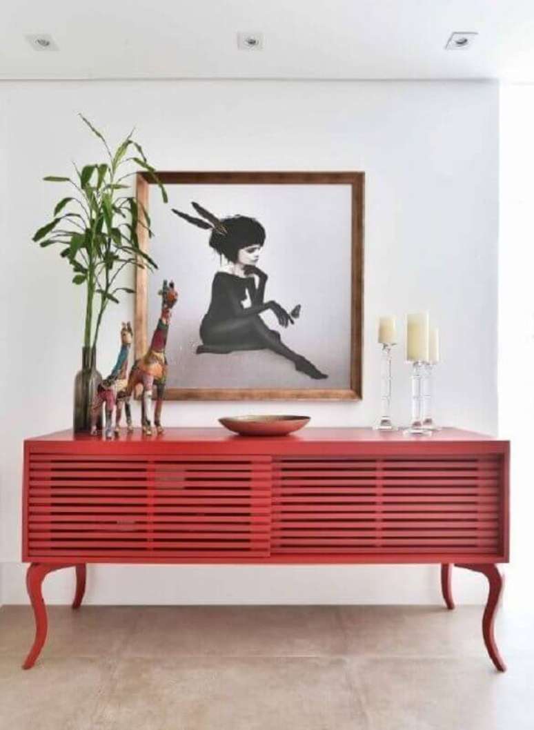 22. Os tons de vermelho podem ser inseridos na decoração através de móveis – Foto: Alexandra Matos Design