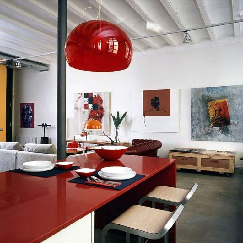 26. Decoração em tons de vermelho para casa com ambientes integrados – Foto: Arcguide