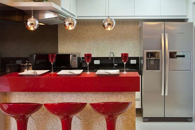 29. Decoração em tons de vermelho para cozinha planejada com armário aéreo branco – Foto: Aquiles Nícolas Kílaris