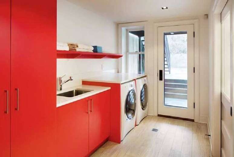 30. A lavandeira planejada também pode ter tons de vermelho na sua decoração – Foto: Traci Connell Interiors