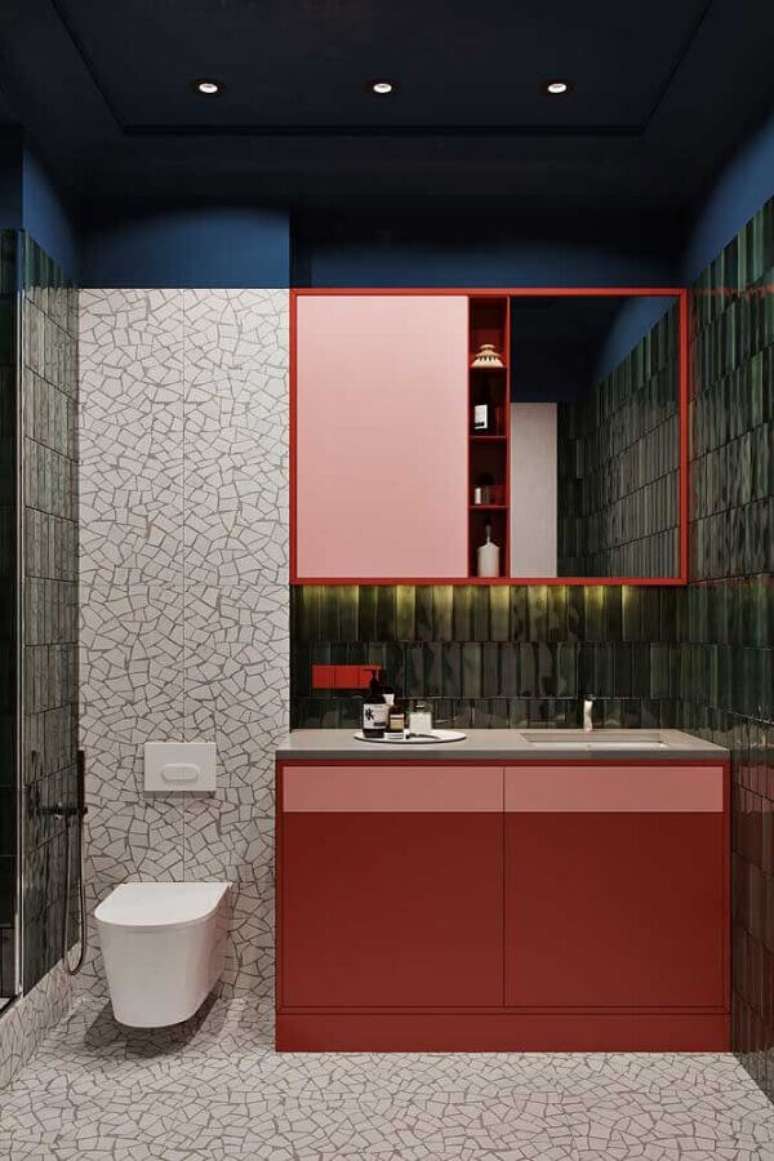 33. Decoração moderna para banheiro em tons de vermelho – Foto: iFunn