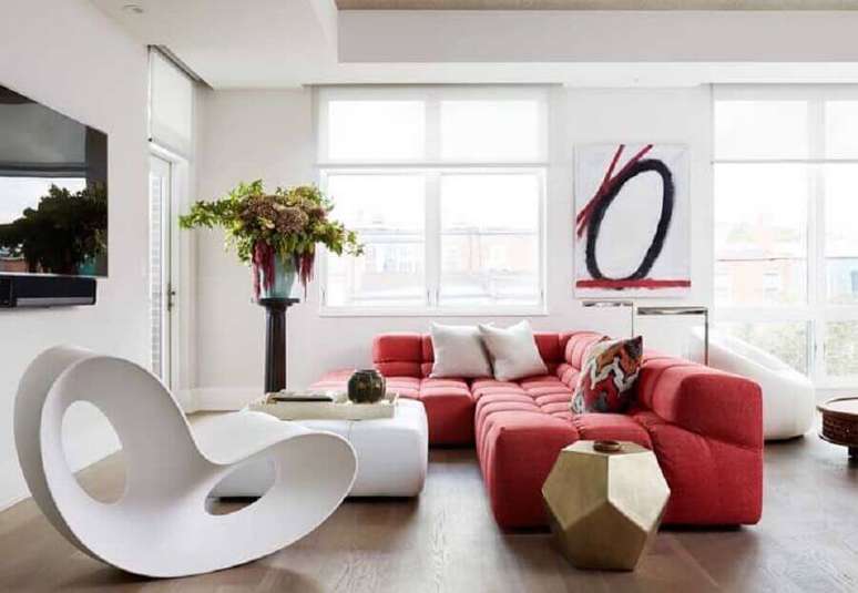 35. Decoração vermelho e branco para sala moderna e ampla – Foto: Dane Austin Design
