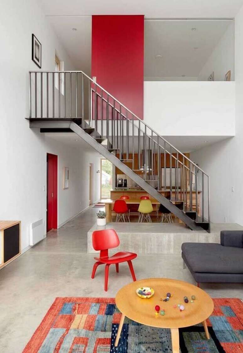 47. Decoração em tons de vermelho para casa com piso de cimento queimado – Foto: Pinterest