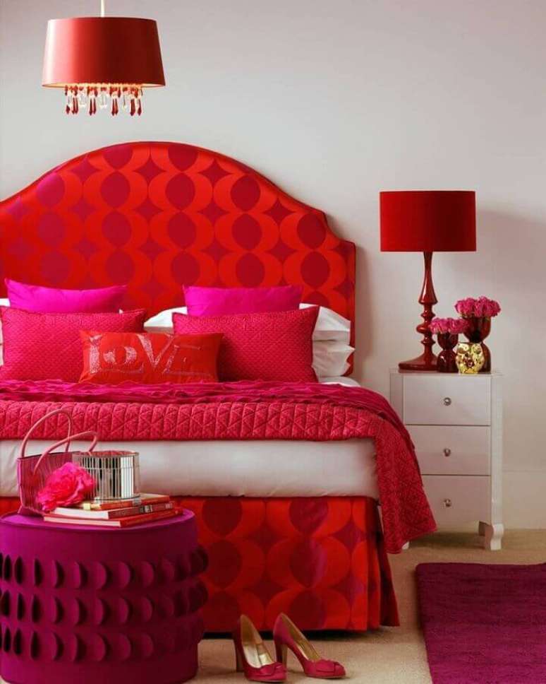 49. Decoração em tons de vermelho e pink para quarto branco – Foto: Evgenia Kuzmina